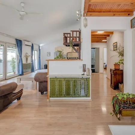 Апартаменты Spacious Rustic 2Br With Terrace & Parking