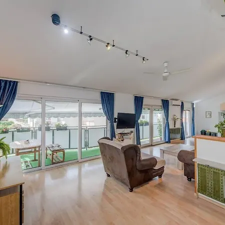 Spacious Rustic 2Br With Terrace & Parking Апартаменты *