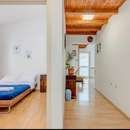 Spacious Rustic 2Br With Terrace & Parking Апартаменты