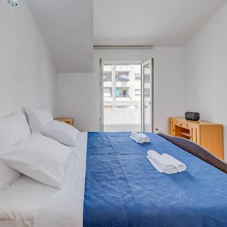 Апартаменты Spacious Rustic 2Br With Terrace & Parking