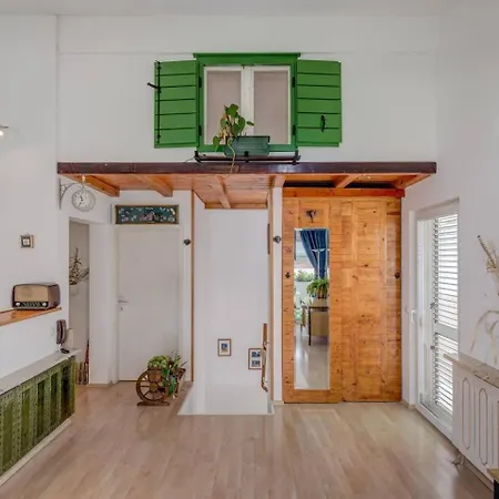 Апартаменты Spacious Rustic 2Br With Terrace & Parking *