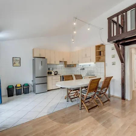 Апартаменты Spacious Rustic 2Br With Terrace & Parking