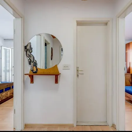 Апартаменты Spacious Rustic 2Br With Terrace & Parking Сплит