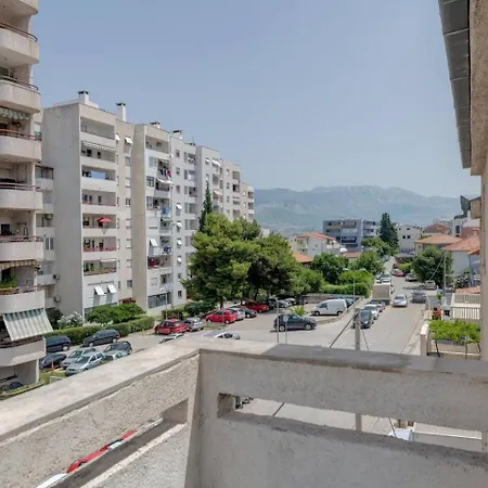 Апартаменты Spacious Rustic 2Br With Terrace & Parking *
