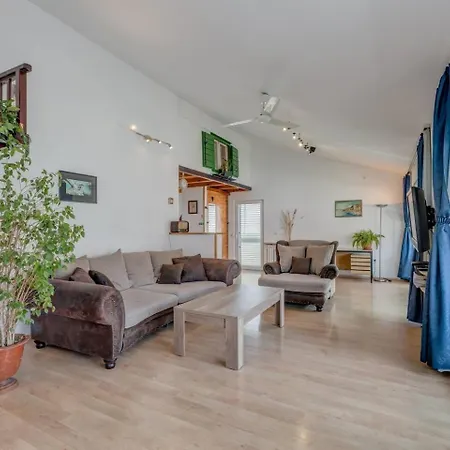 Spacious Rustic 2Br With Terrace & Parking Апартаменты Сплит