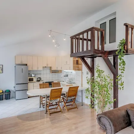Апартаменты Spacious Rustic 2Br With Terrace & Parking