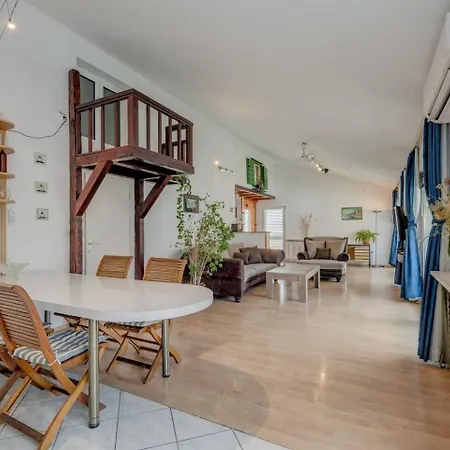 Spacious Rustic 2Br With Terrace & Parking *