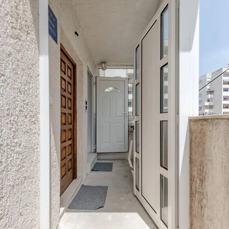 Spacious Rustic 2Br With Terrace & Parking Апартаменты