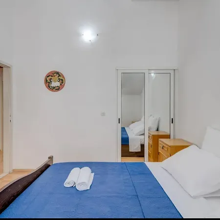 Апартаменты Spacious Rustic 2Br With Terrace & Parking