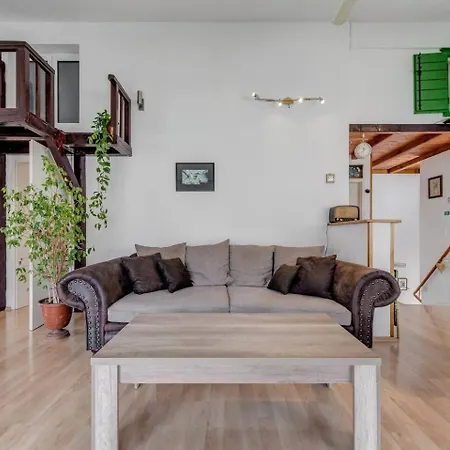 Апартаменты Spacious Rustic 2Br With Terrace & Parking