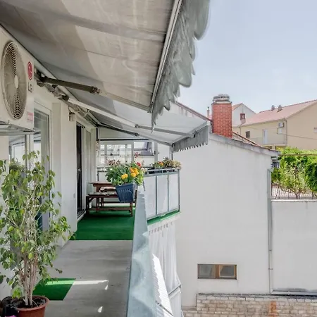 Spacious Rustic 2Br With Terrace & Parking Split