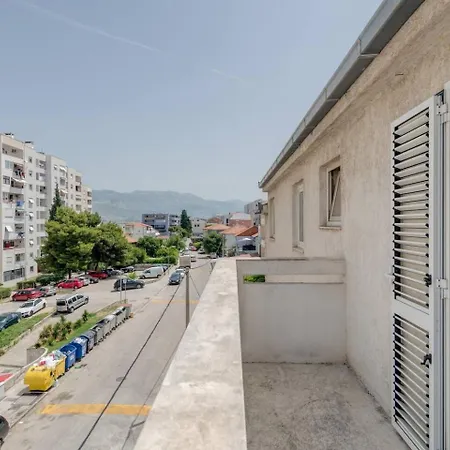 Spacious Rustic 2Br With Terrace & Parking