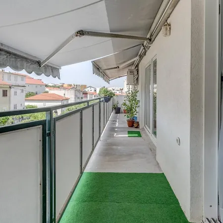 Appartement Spacious Rustic 2br With Terrace & Parking